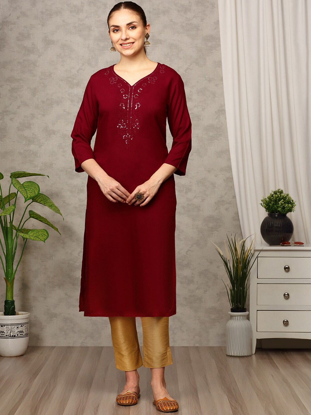 

Anubhutee Floral Embroidered V-Neck Sequinned Straight Kurta, Maroon