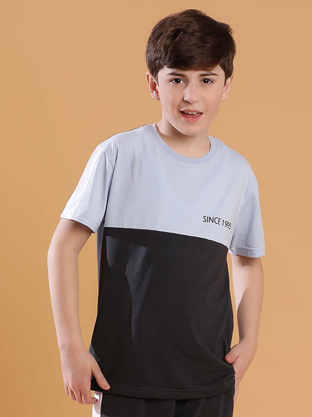 

Lil Tomatoes Boys Colourblocked Night suit, Charcoal