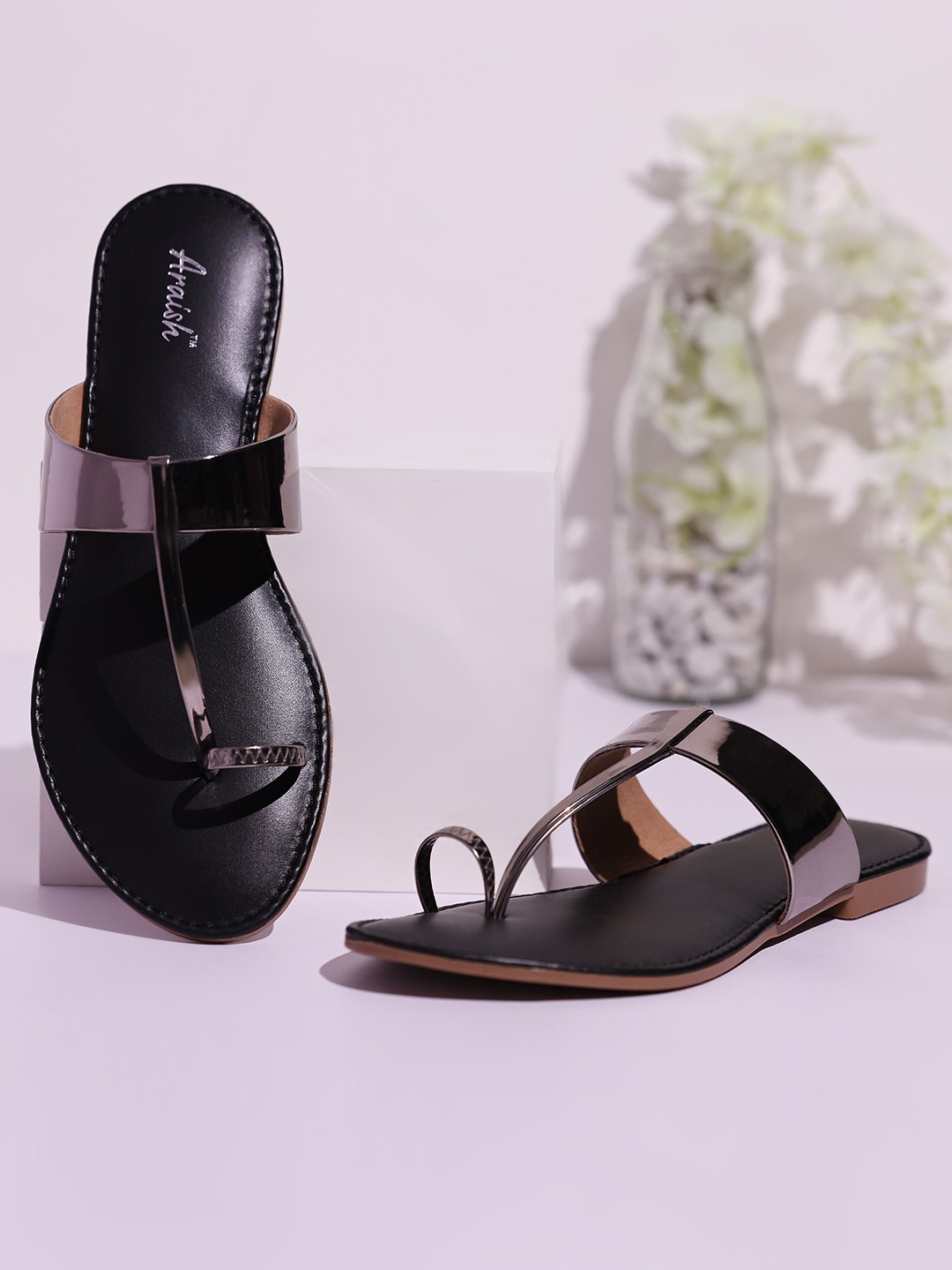 

ARAISH One Toe Flats, Grey