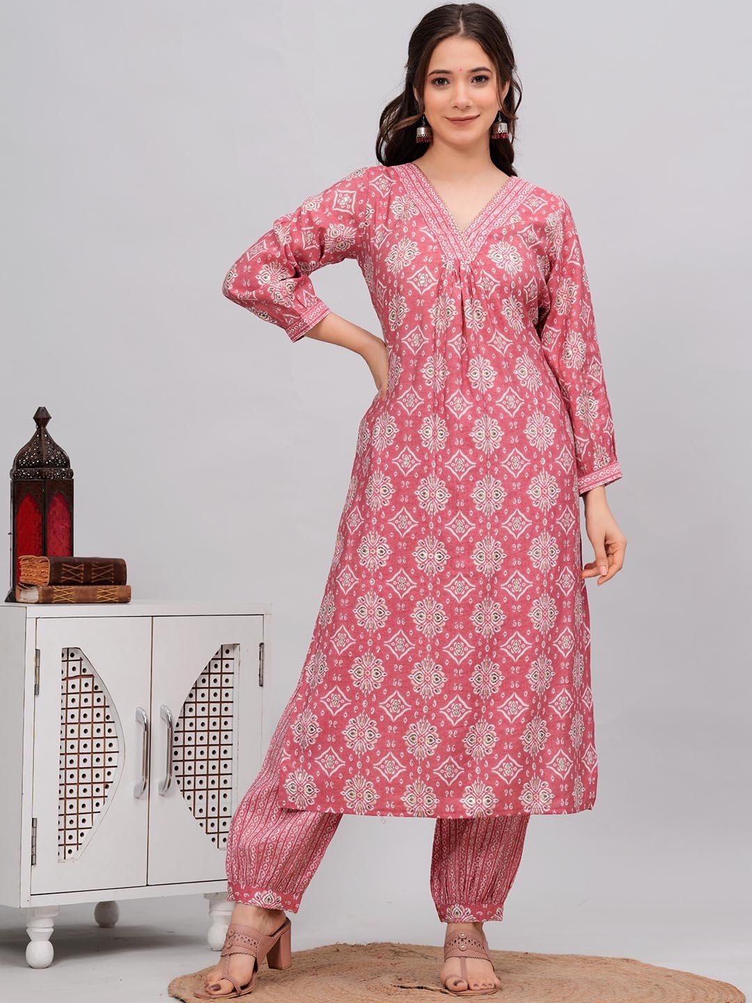 

DAEVISH Ethnic Motifs Printed Regular Kurta with Trousers, Pink