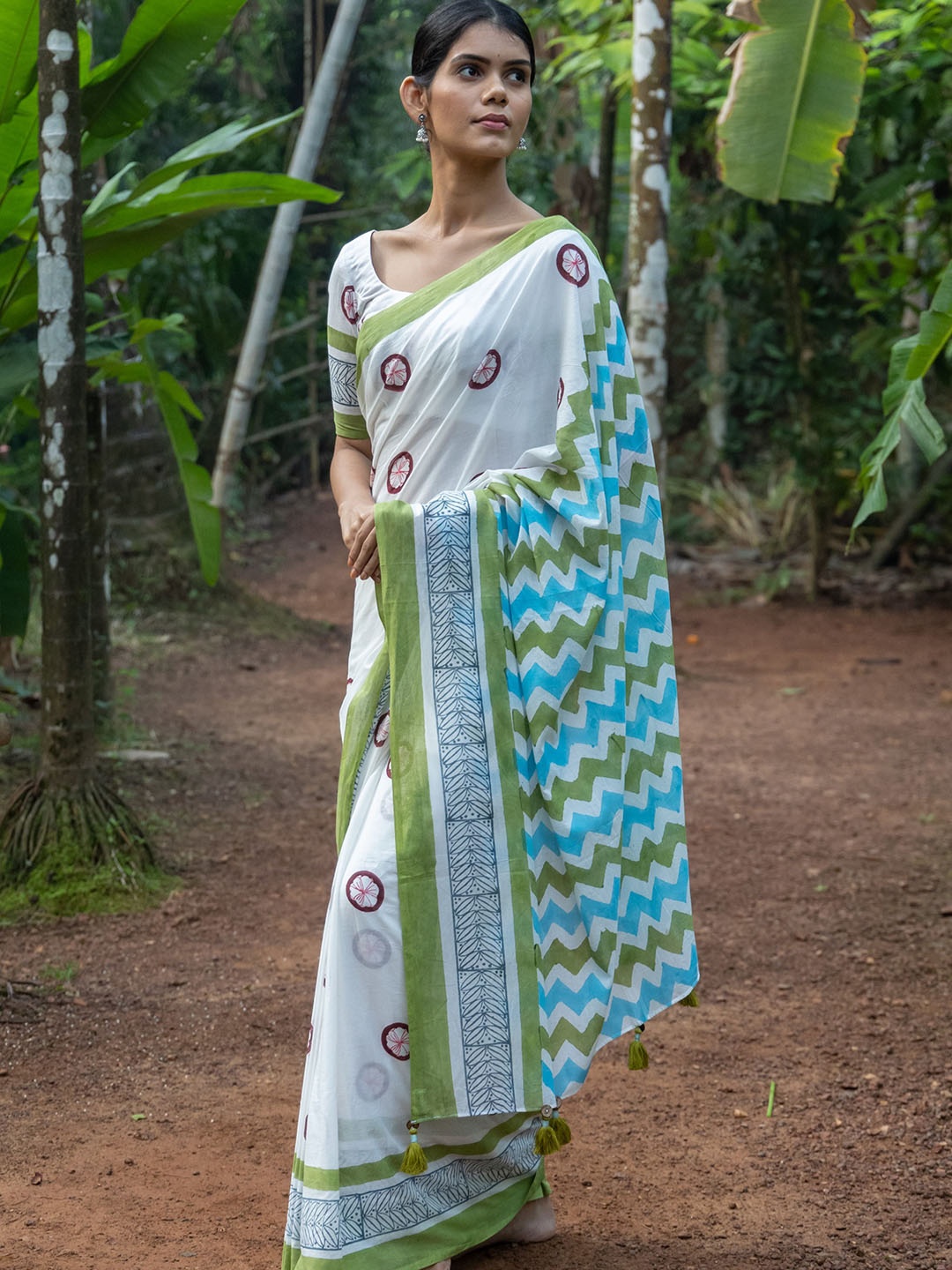 

MOGASU Floral Pure Cotton Block Print Saree, White