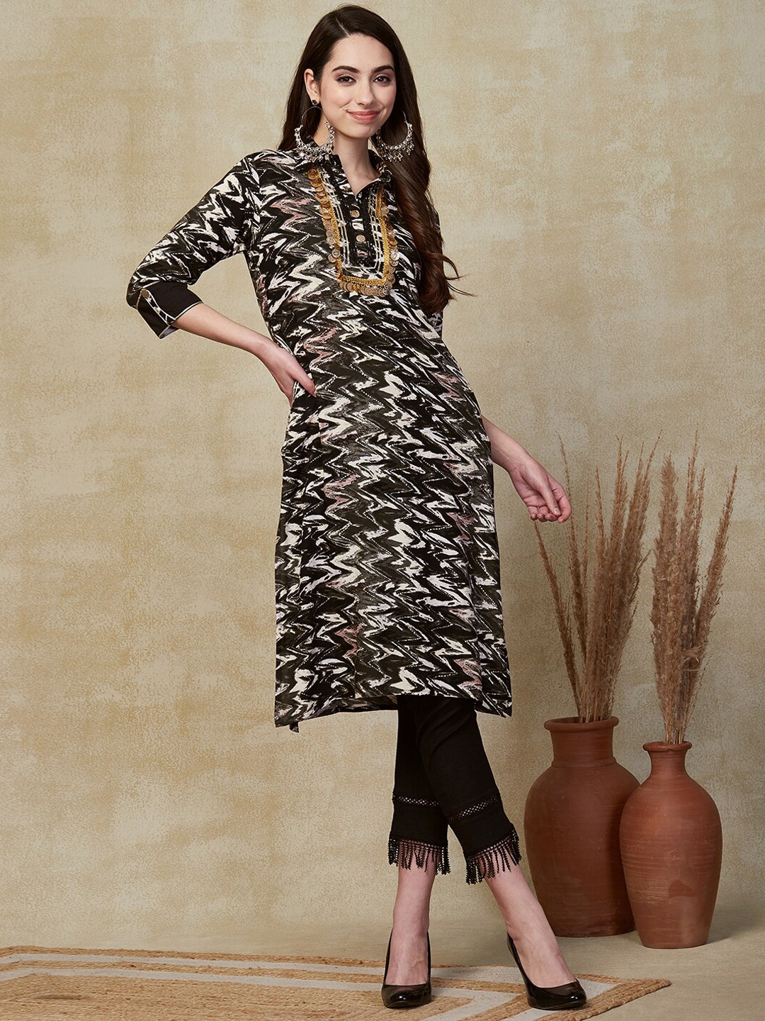 

FASHOR Black geometric Printed Shirt Collar Gotta Patti Straight Kurta