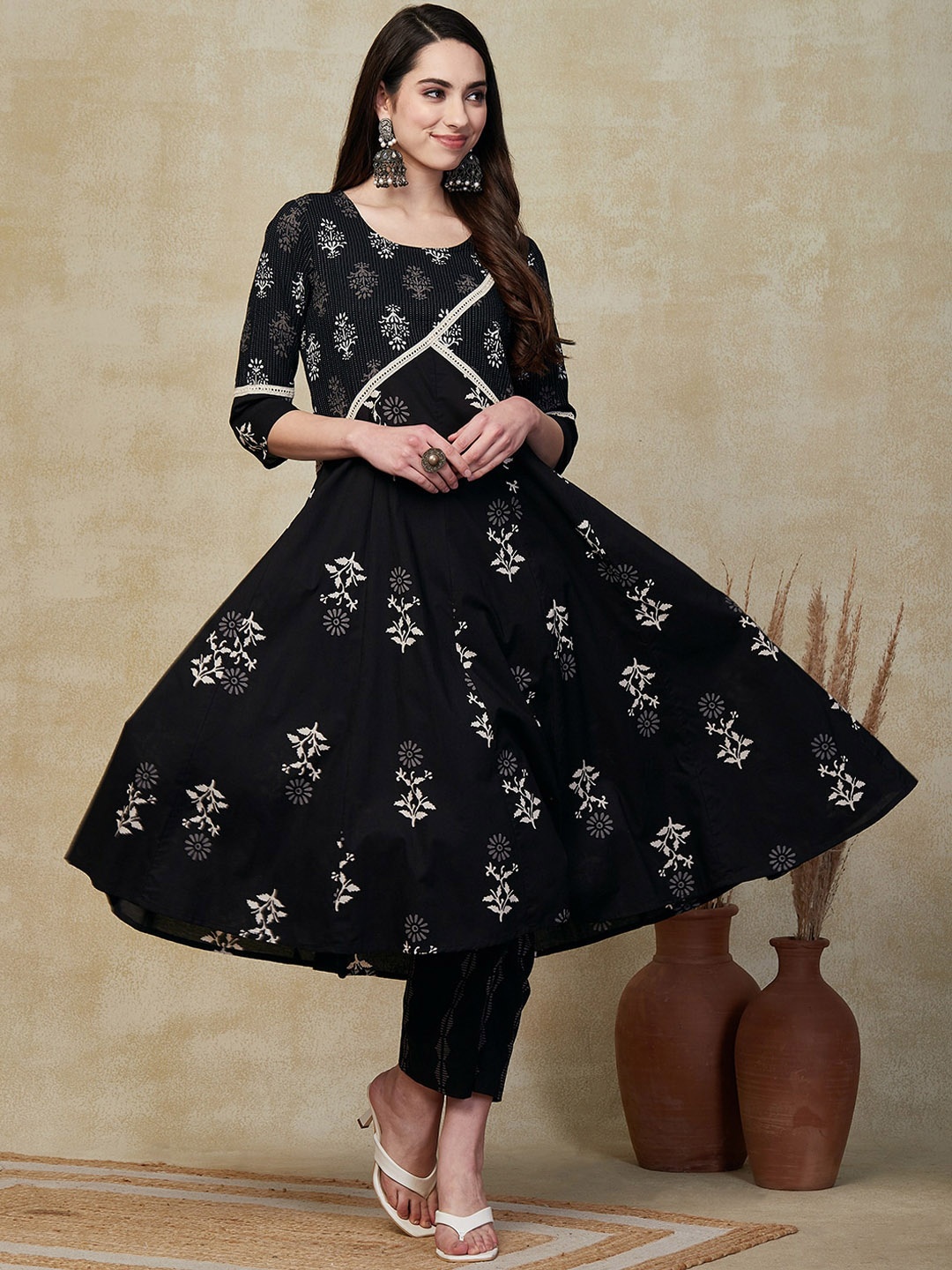 

FASHOR Floral Printed Panelled Pure Cotton Kurta with Trousers, Black