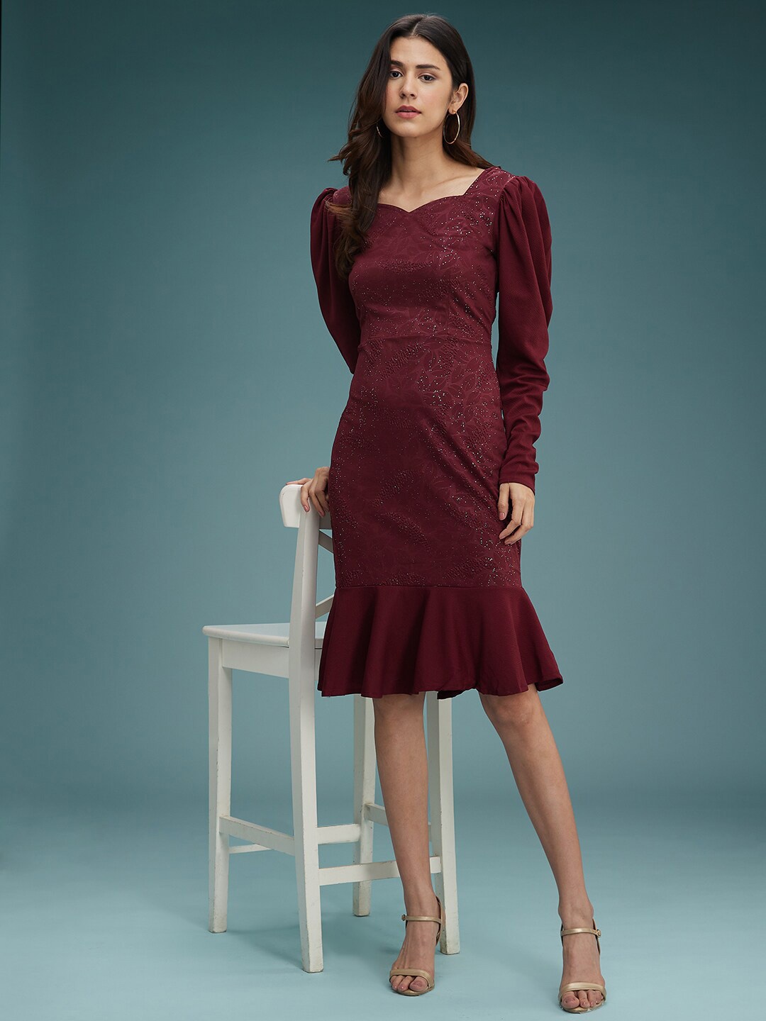 

DressBerry Maroon Self Design Sweetheart Neck Sheath Dress