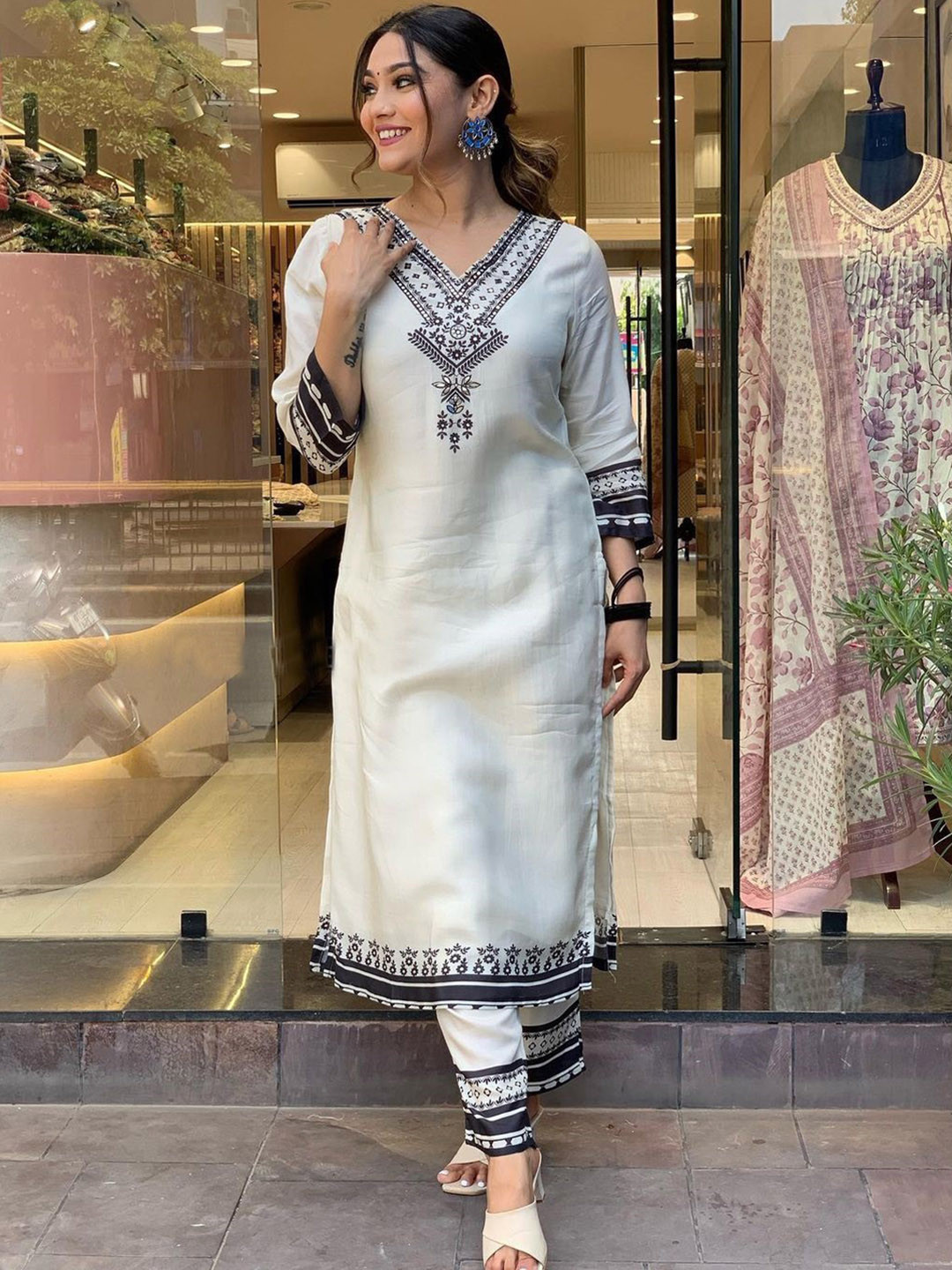 

NIZA FASHION Paisley Yoke Design Regular Thread Work Kurta with Trousers, White