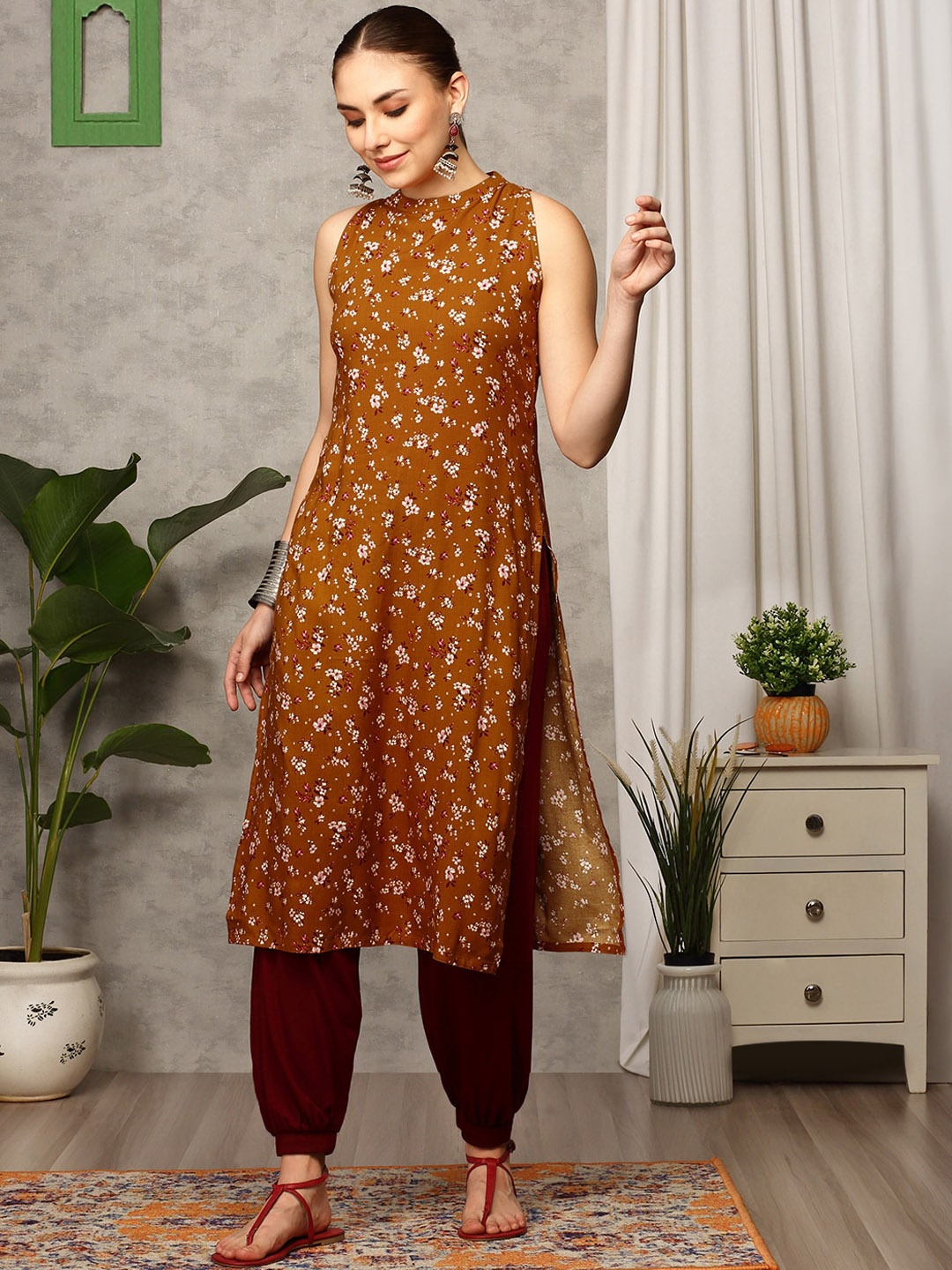 

Anubhutee Floral Printed Round Neck Sleeveless Kurta, Brown