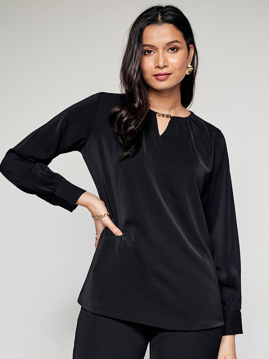 

AND Keyhole Neck Long Sleeves Top, Black