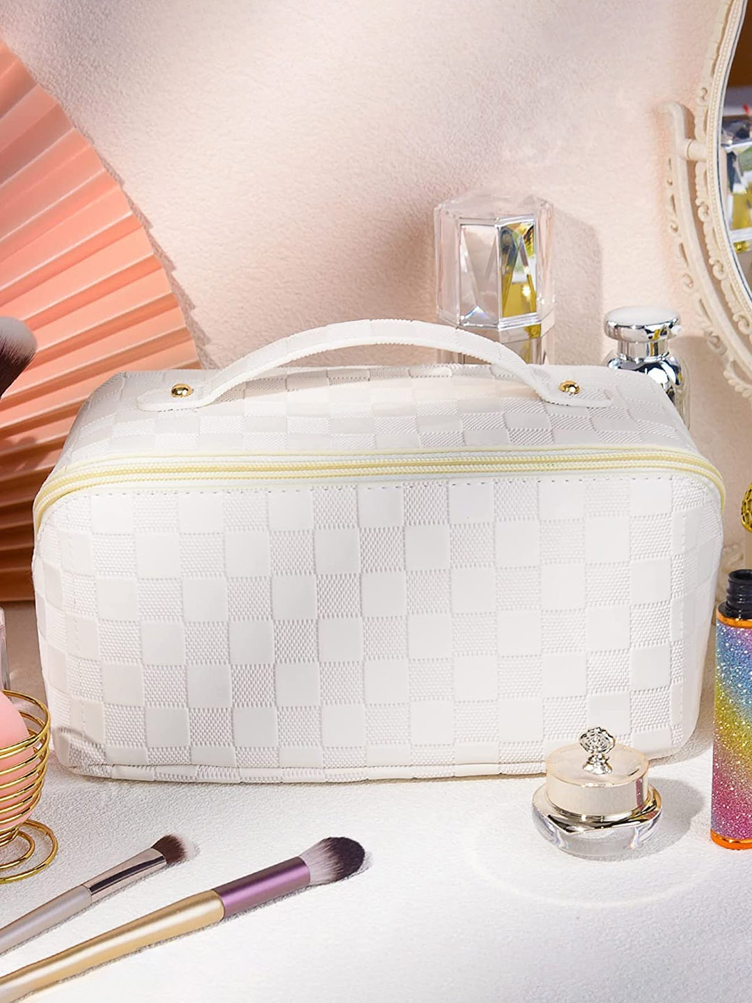 

Awestuffs Checked Pouch Travel Accessory, White