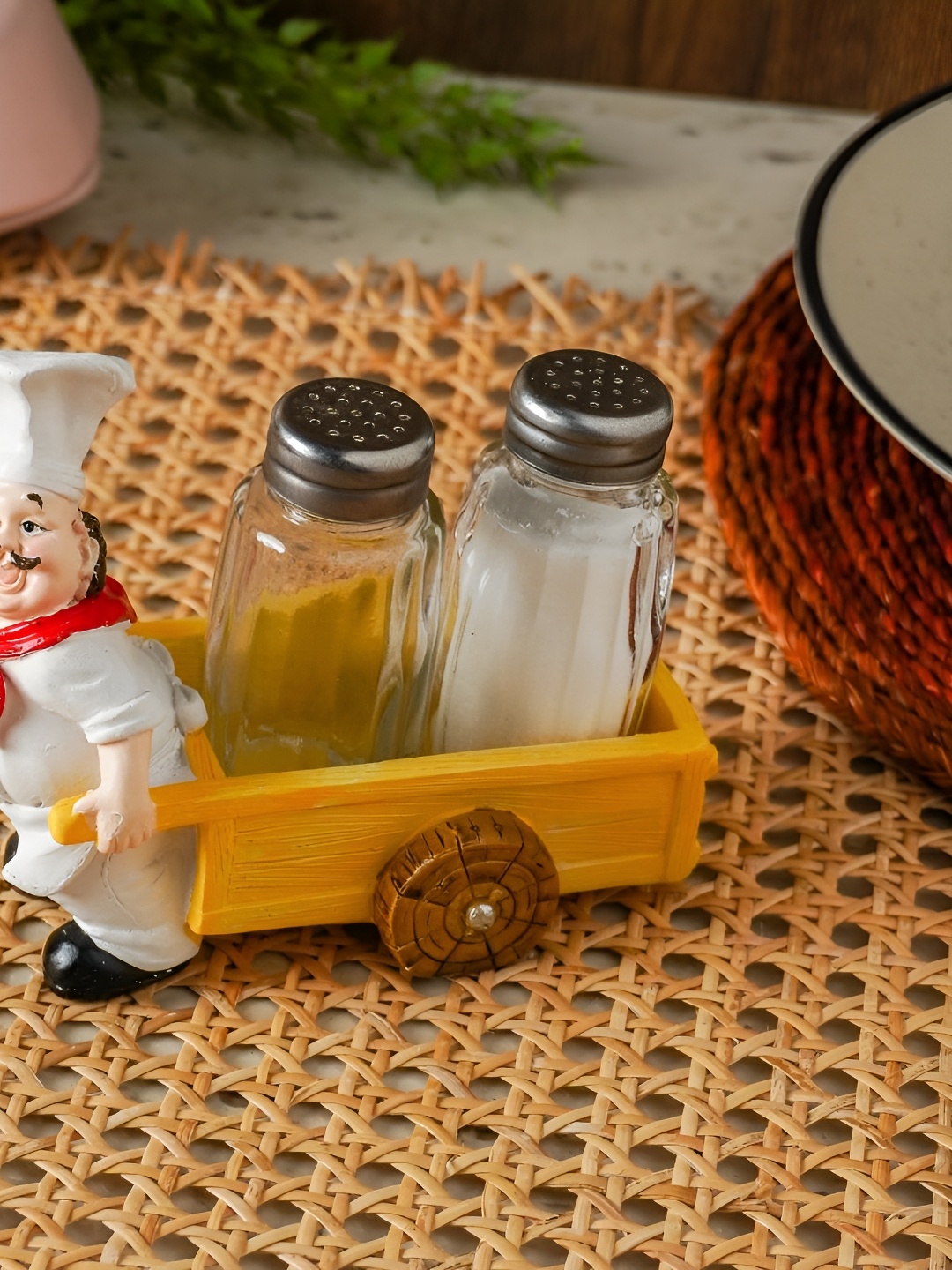 

The Decor Mart Yellow & White Solid Ceramic Table Chef Salt and Pepper Shaker