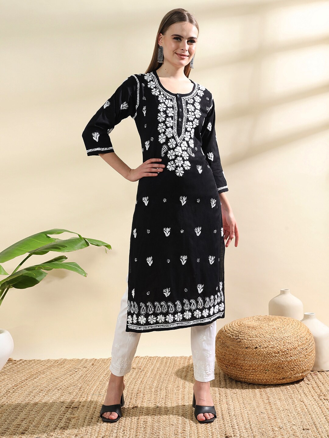 

Ethnava Floral Embroidered Pure Cotton Chikankari Kurta, Black