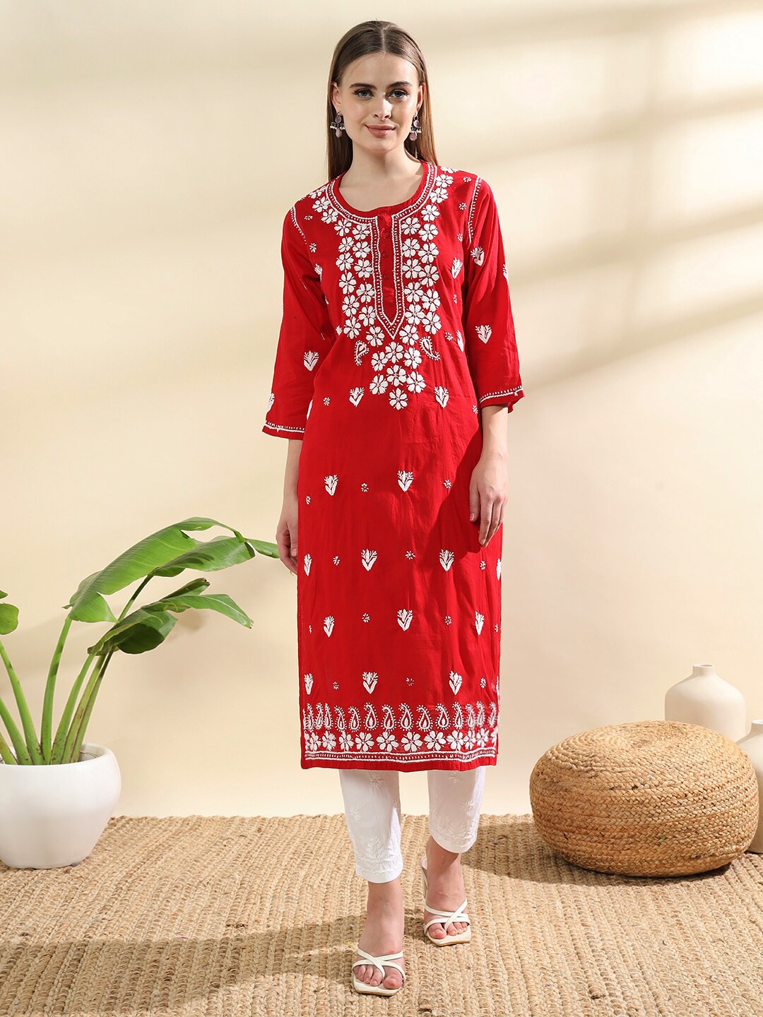 

Ethnava Floral Embroidered Pure Cotton Chikankari Kurta, Red
