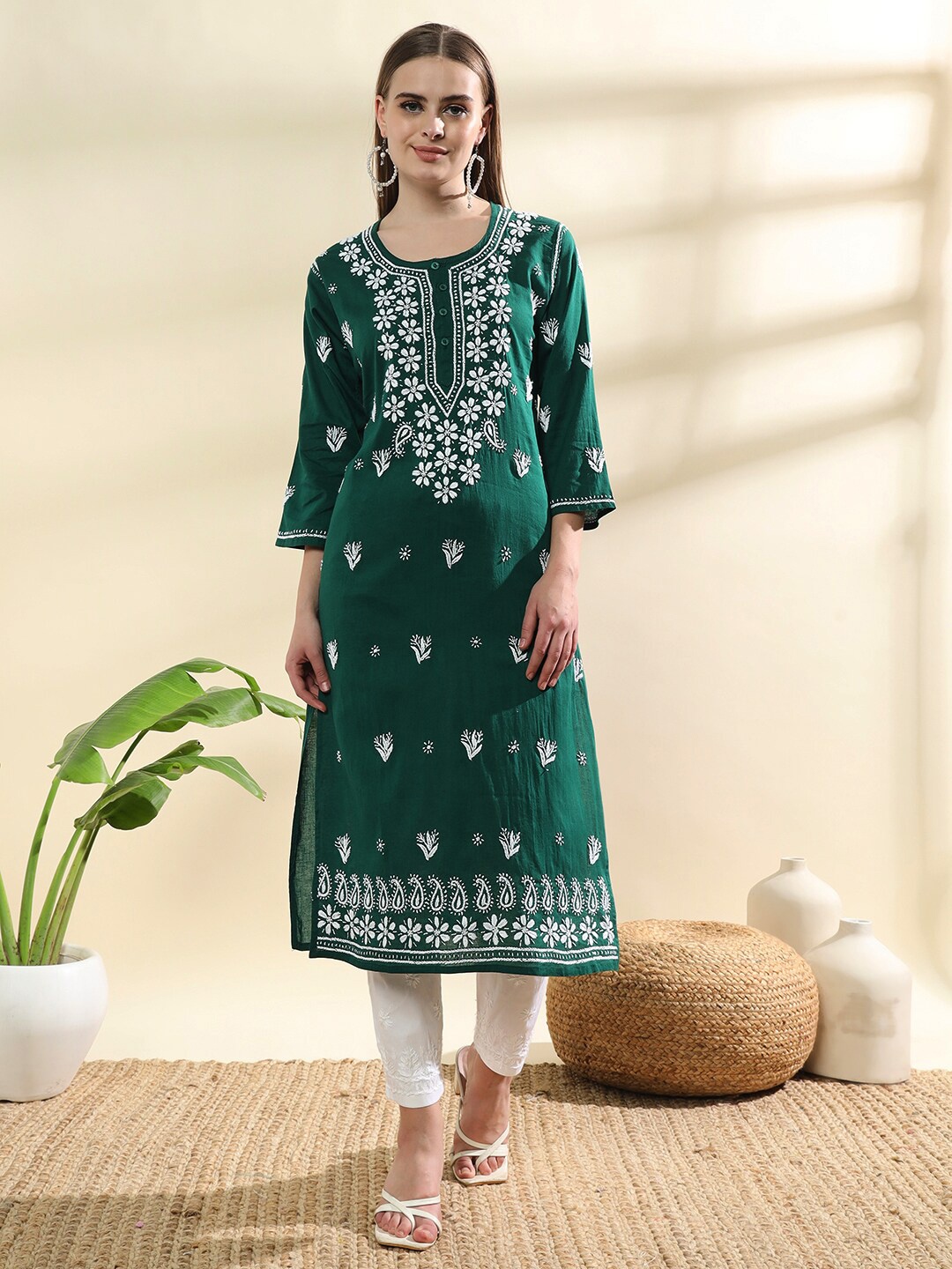 

Ethnava Floral Embroidered Pure Cotton Chikankari Straight Kurta, Green