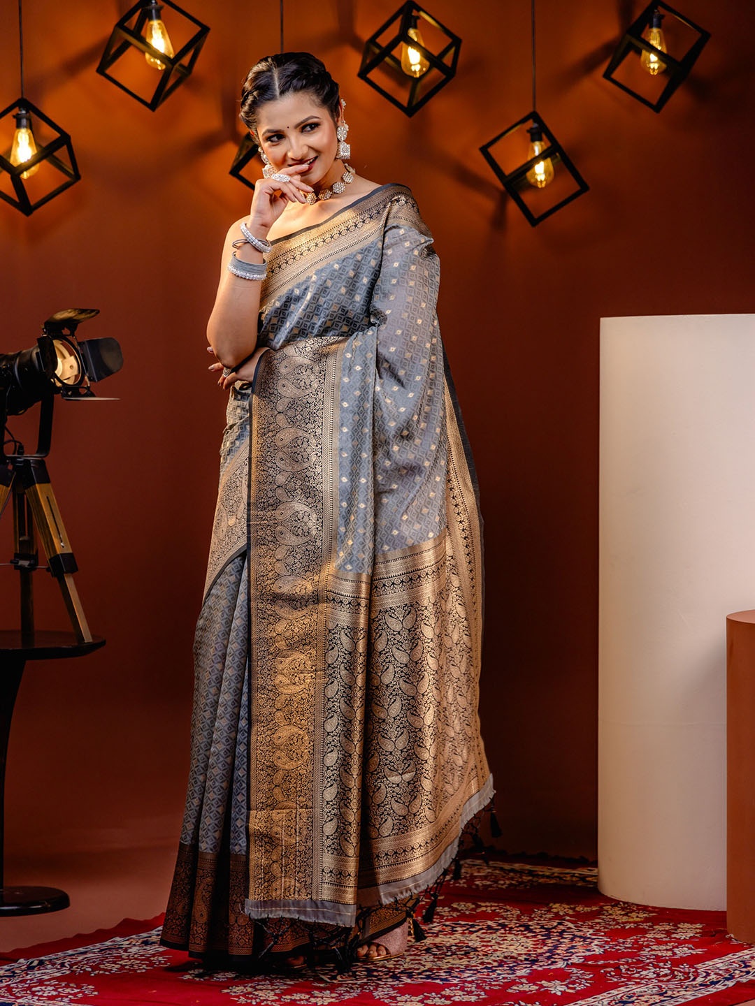 

MIMOSA Floral Woven Design Zari Art Silk Kanjeevaram Saree, Grey