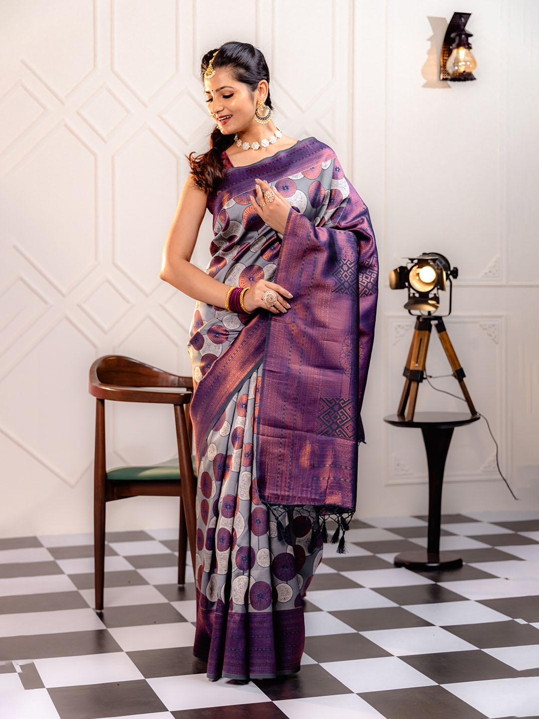 

MIMOSA Geometric Woven Design Zari Art Silk Kanjeevaram Saree, Grey
