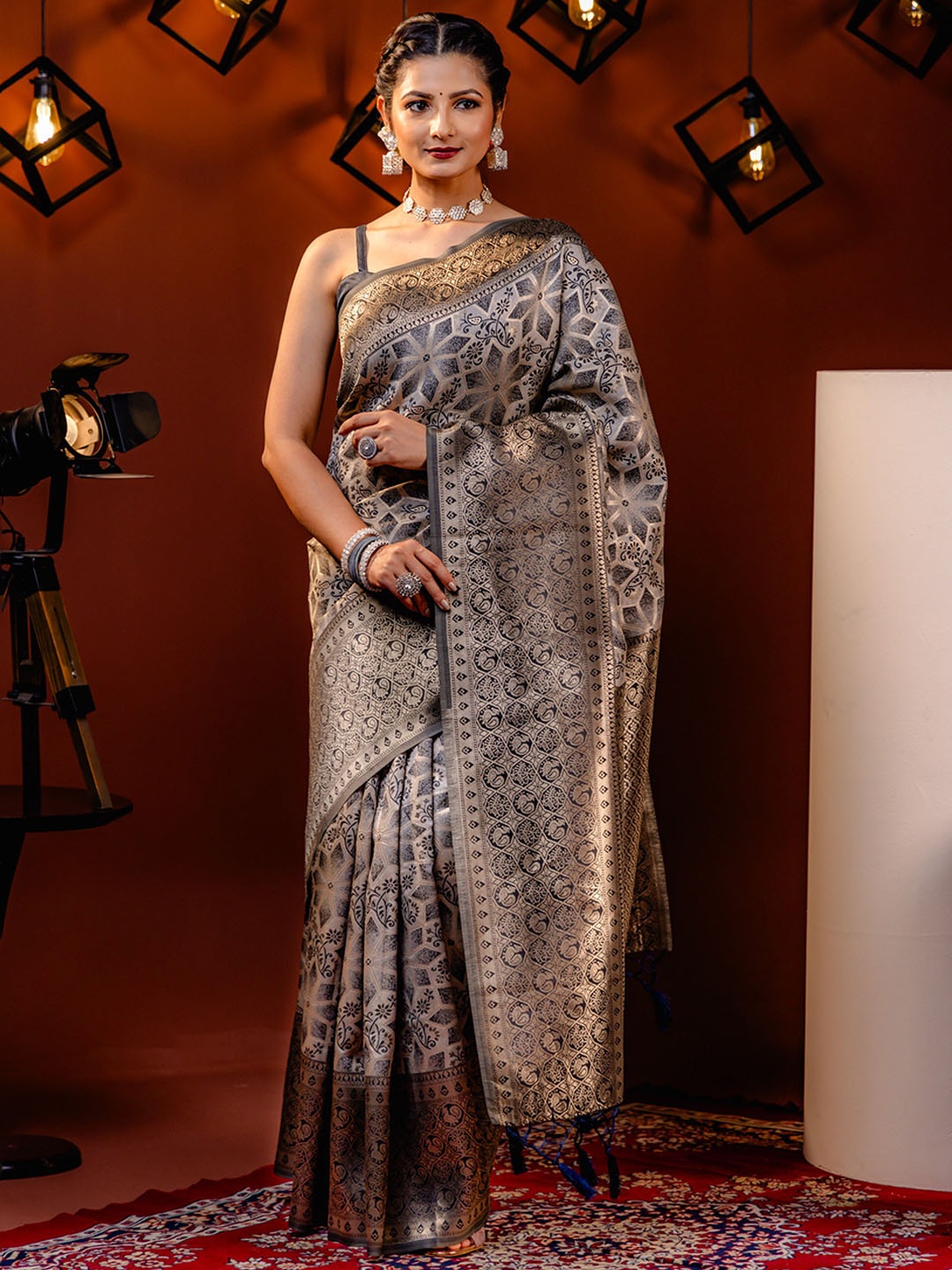 

MIMOSA Woven Design Zari Art Silk Kanjeevaram Saree, Grey