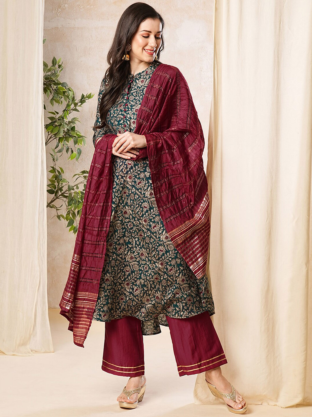 

SKYLEE Floral Printed Mandarin Collar Three-Quarter Sleeves Kurta with Palazzos & Dupatta, Green