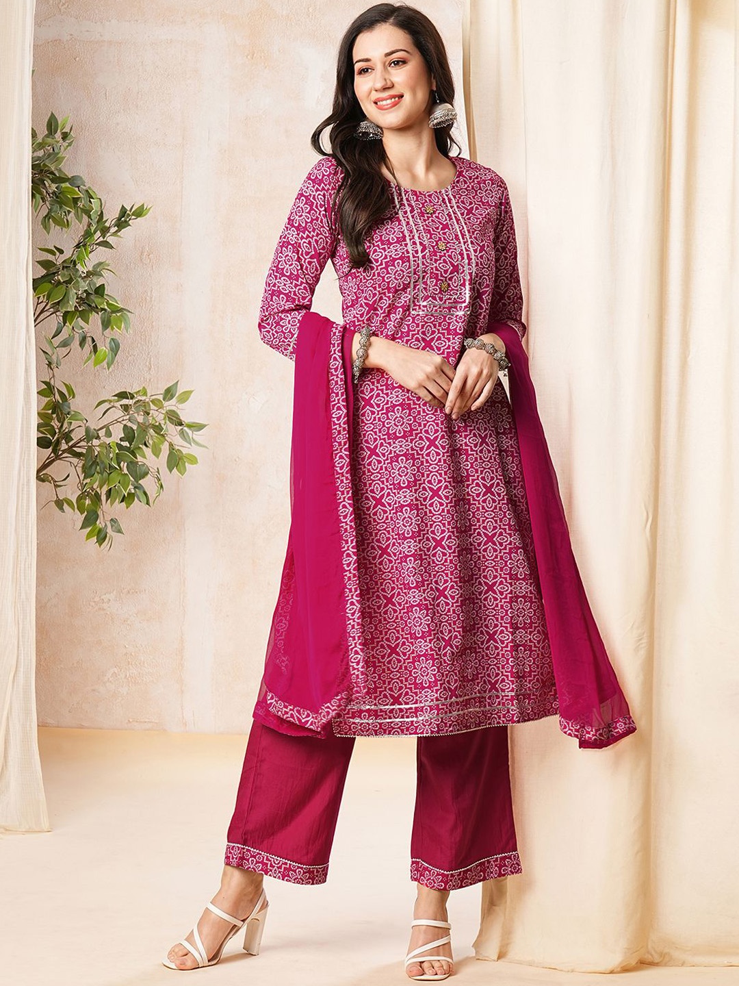 

SKYLEE Pink Floral Printed Regular Kurta With Palazzos & Dupatta