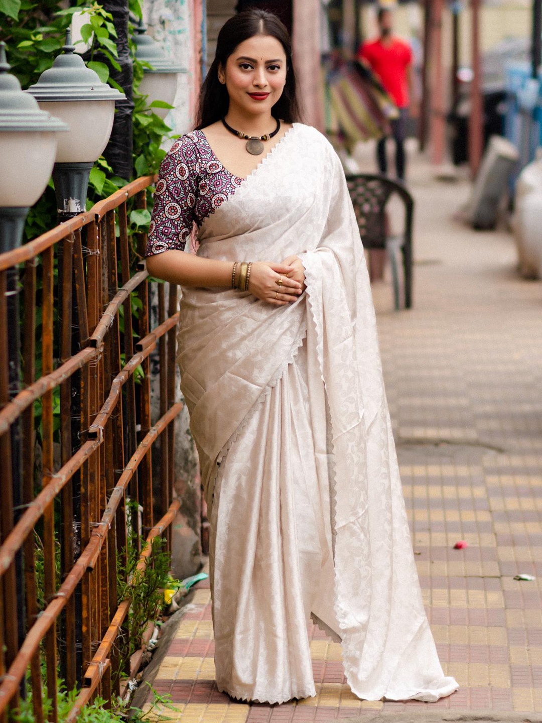 

Ekasya Floral Art Silk Saree, Cream
