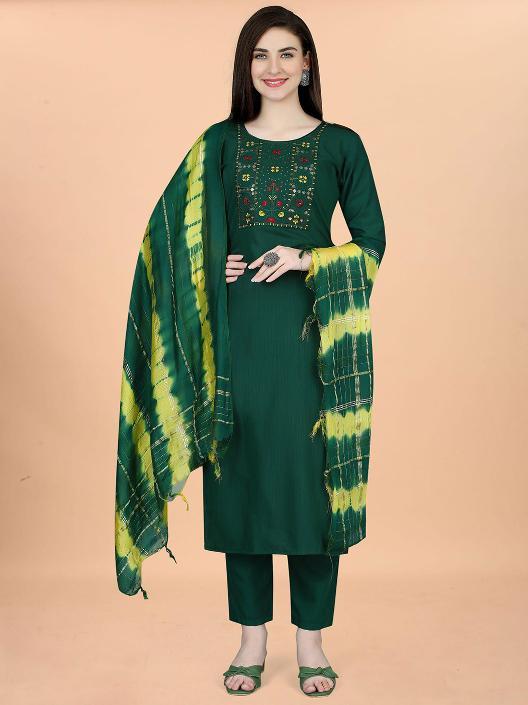 

Ekasya Round Neck Floral Yoke Design Regular Thread Work Pure Cotton Kurta Set, Green