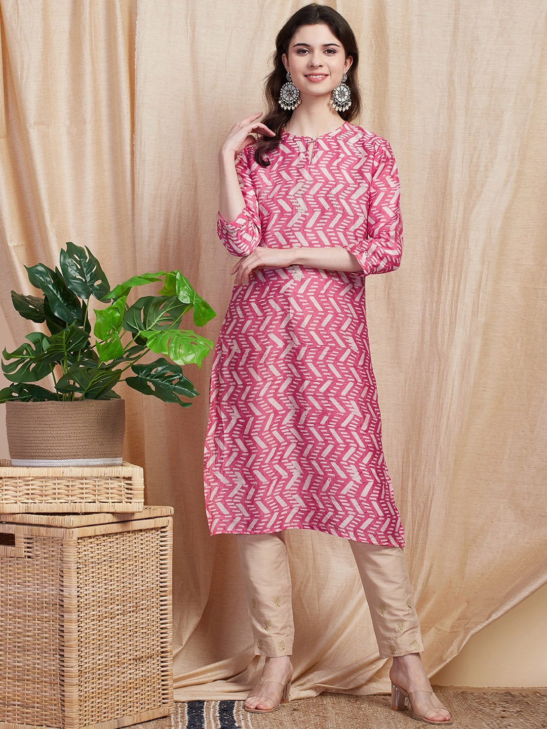 

FASHOR Pink Geometric Printed Keyhole Neck Zari Chanderi Silk Straight Kurta