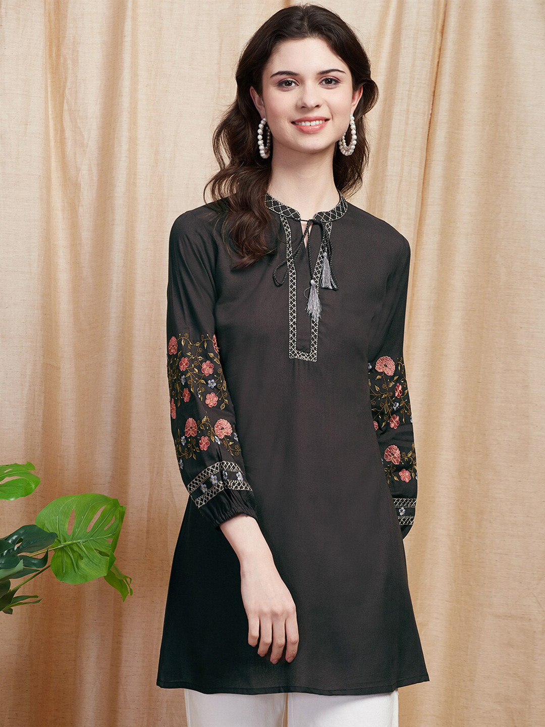 

FASHOR Black Floral Embroidered Tie-Up Neck Thread Work Straight Kurti
