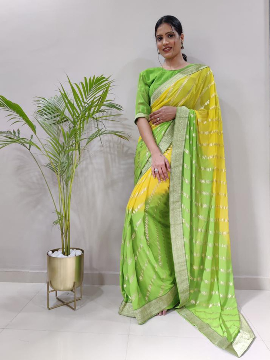 

bansari textiles Floral Printed Zari Pure Georgette Leheriya Saree, Green