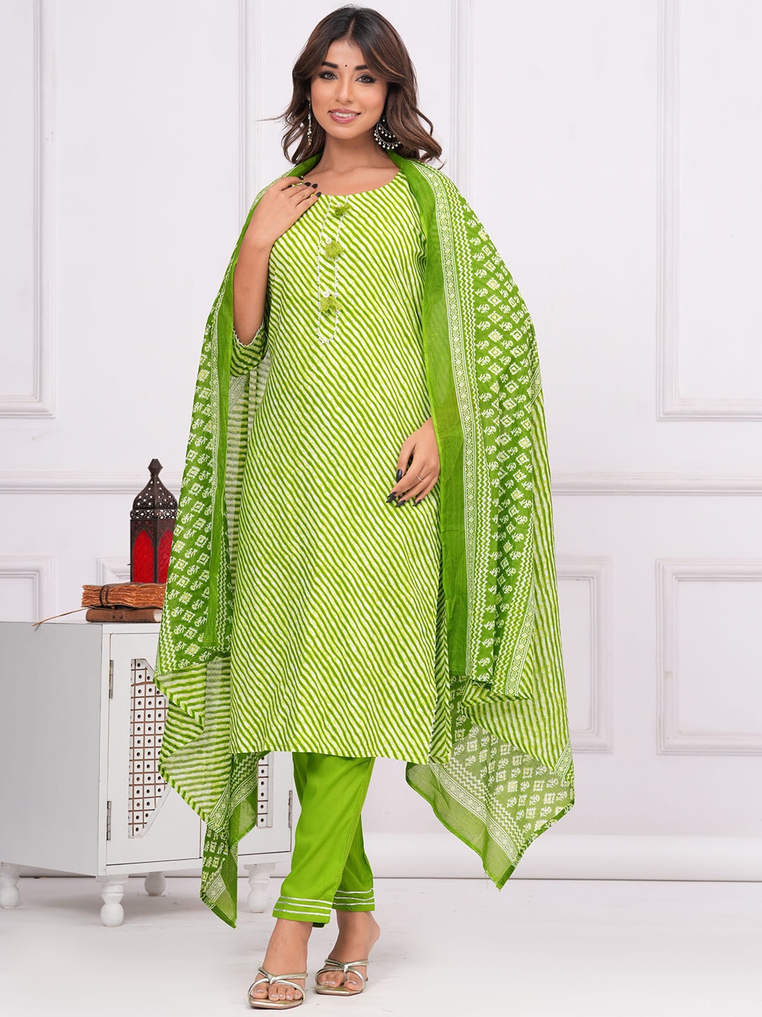 

KALINI Bandhani Printed Round Neck Three-Quarter Sleeves Kurta Set, Green