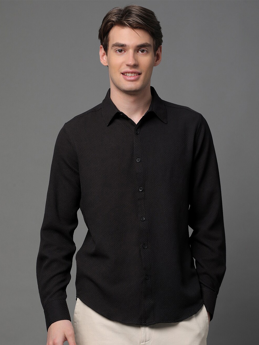 

Voroxy Spread Collar Long Sleeves Classic Regular Fit Casual Shirt, Black