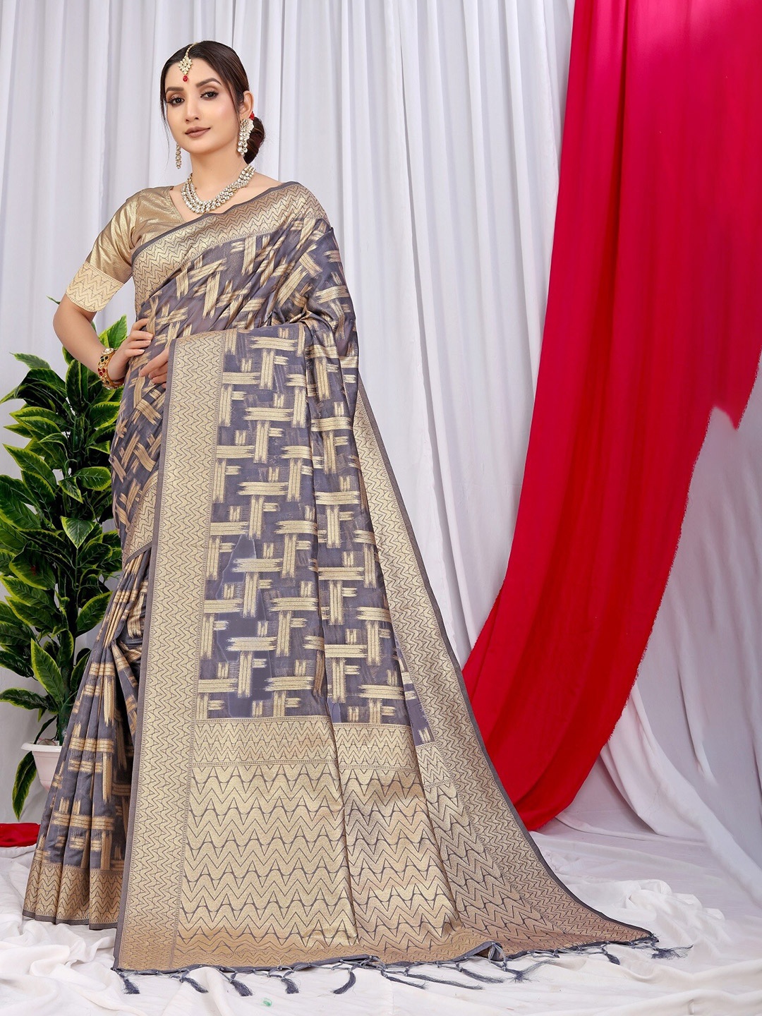 

MAGMINA Geometric Woven Design Zari Organza Banarasi Saree, Grey