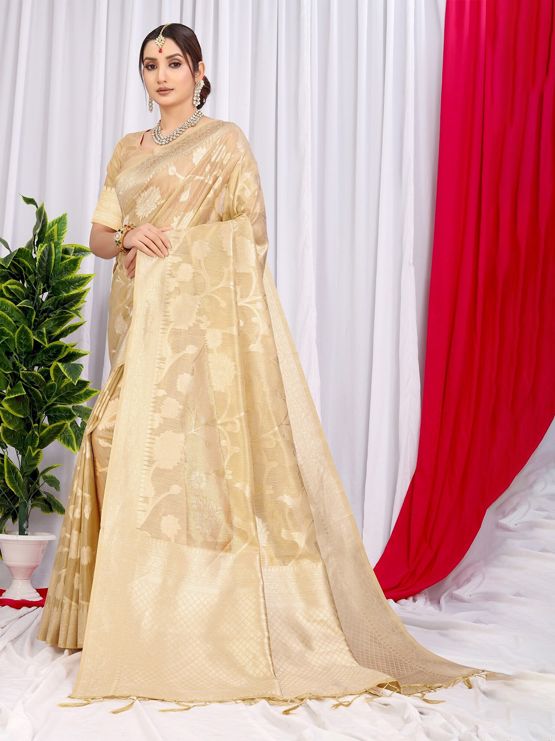 

MAGMINA Ethnic Motifs Woven Design Zari Organza Banarasi Saree, Cream