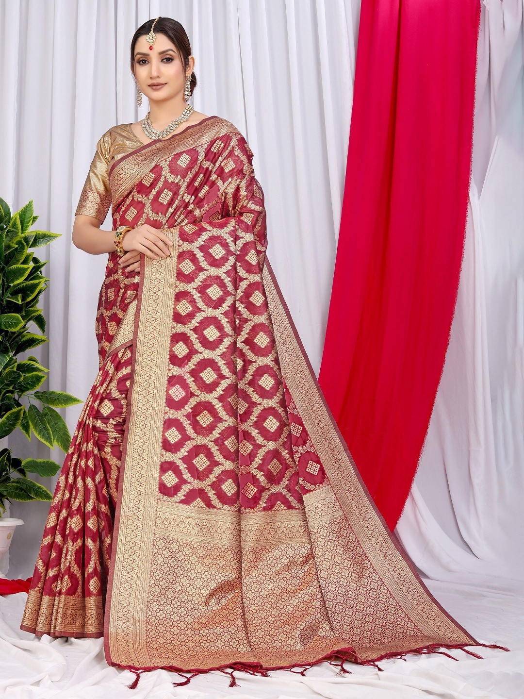 

MAGMINA Geometric Woven Design Zari Organza Banarasi Saree, Maroon