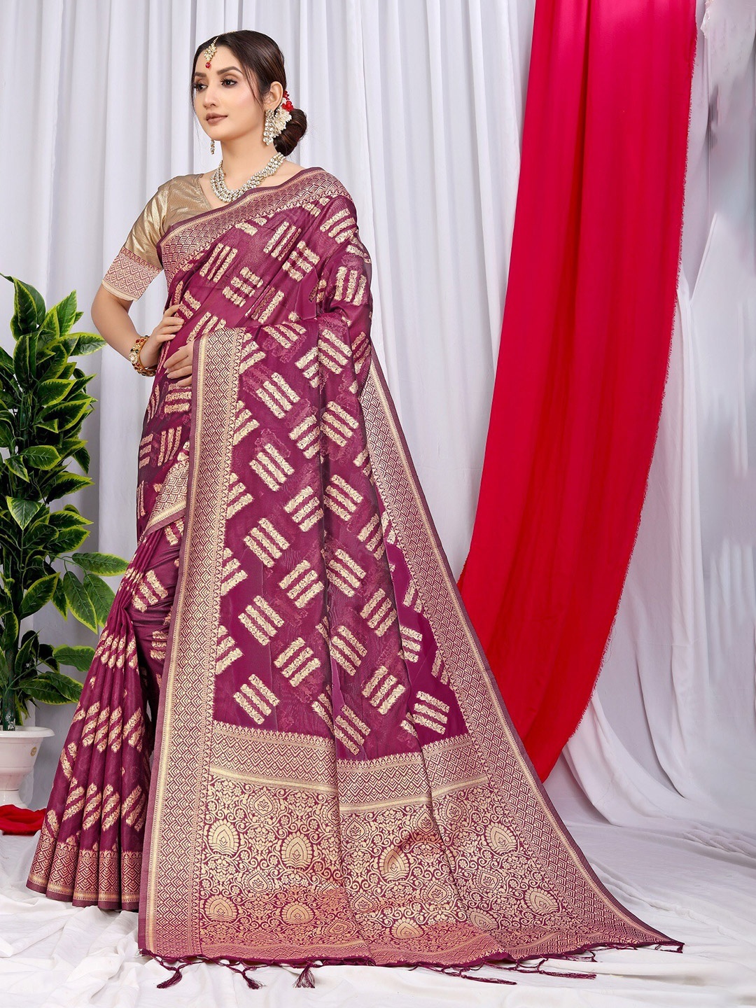 

MAGMINA Ethnic Woven Design Zari Organza Banarasi Saree, Purple