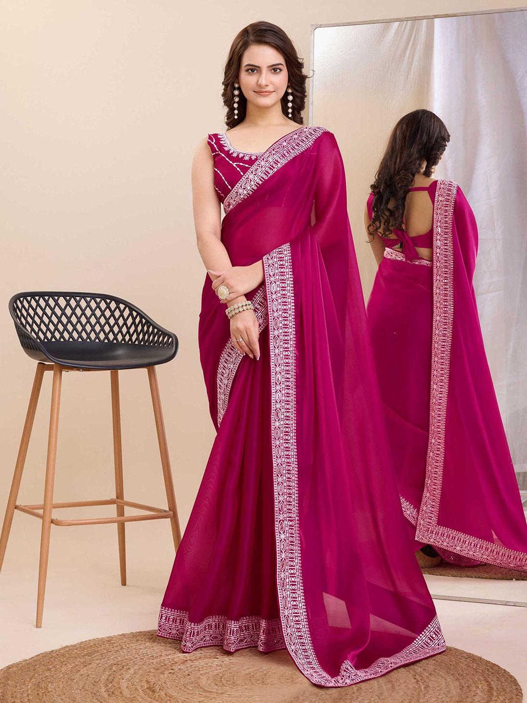 

VAIRAGEE Embroidered Saree, Magenta