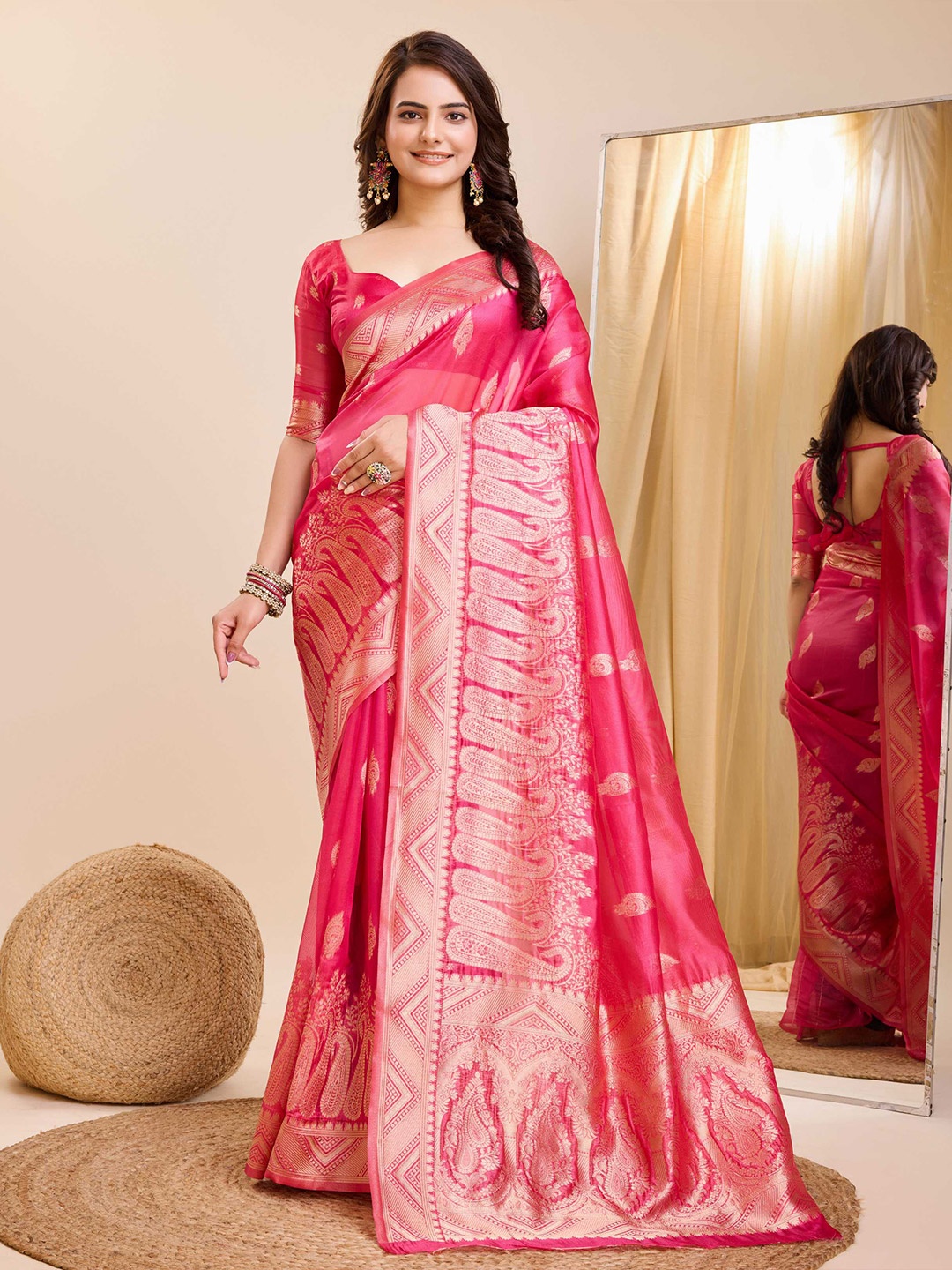 

VAIRAGEE Woven Design Ethnic Motifs Zari Banarasi Saree, Magenta
