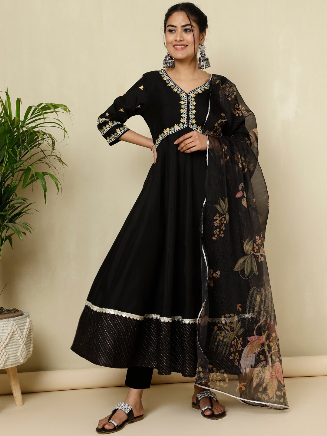 

Jaipur Kurti Floral Embroidered Zari Work V-Neck Anarkali Kurta With Dupatta, Black