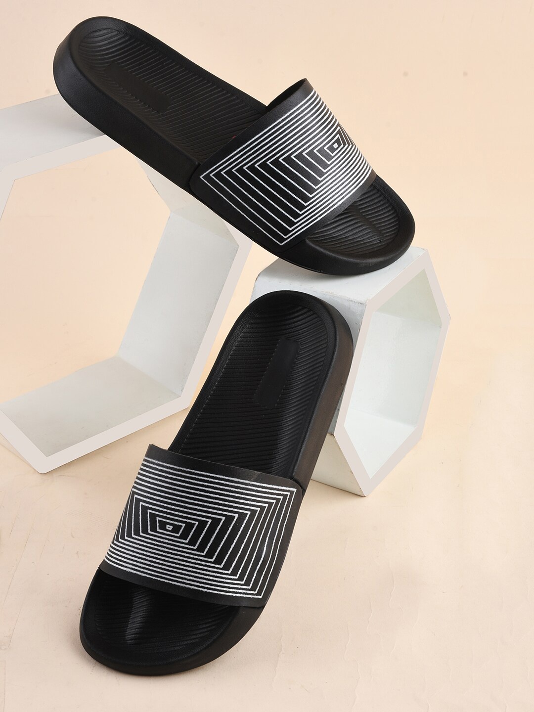 

PERY PAO Men Printed Sliders, Black