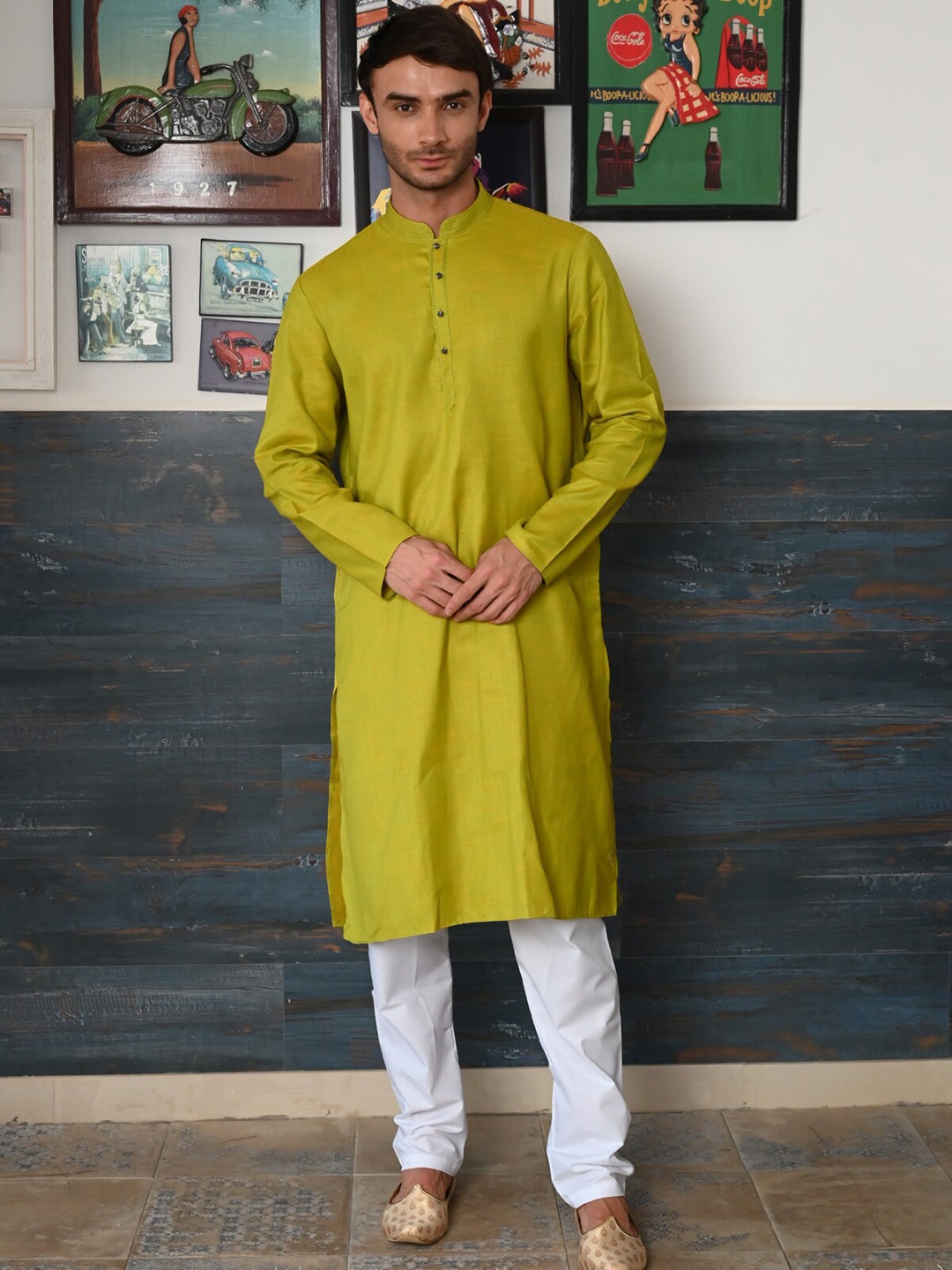 

ODETTE Mandarin Collar Long Sleeves Straight Kurta with Pyjama, Green