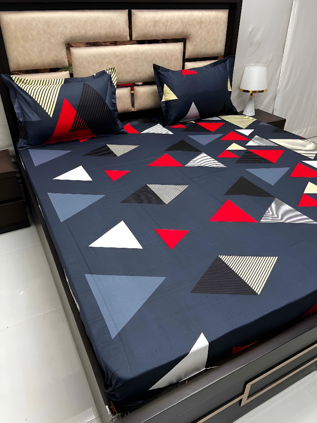 

Pure Decor Black & White Geometric 400 TC King Cotton Bedsheet with 2 Pillow Covers