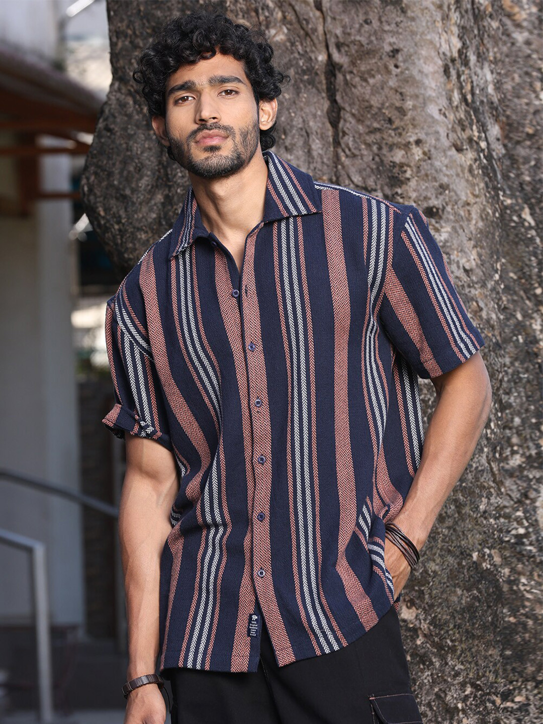 

The Roadster Lifestyle Co Striped Pure Cotton Spread Collar Casual Shirts, Navy blue
