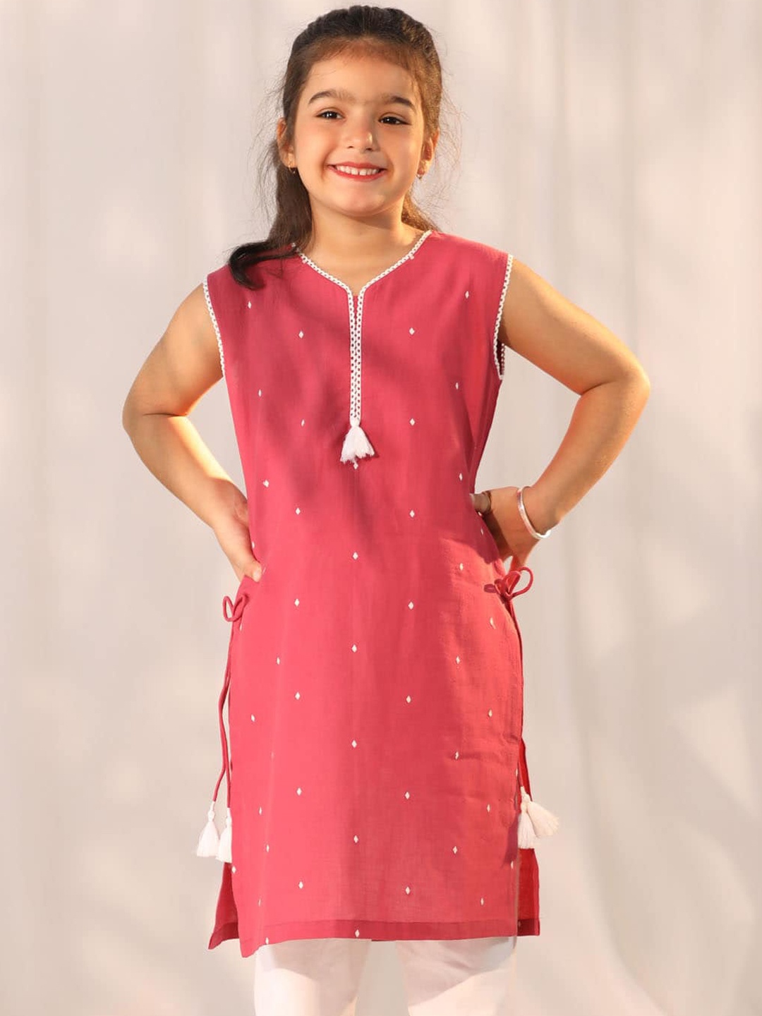 

VASTRAMAY Girls Geometric Embroidered Pure Cotton Kurta, Pink