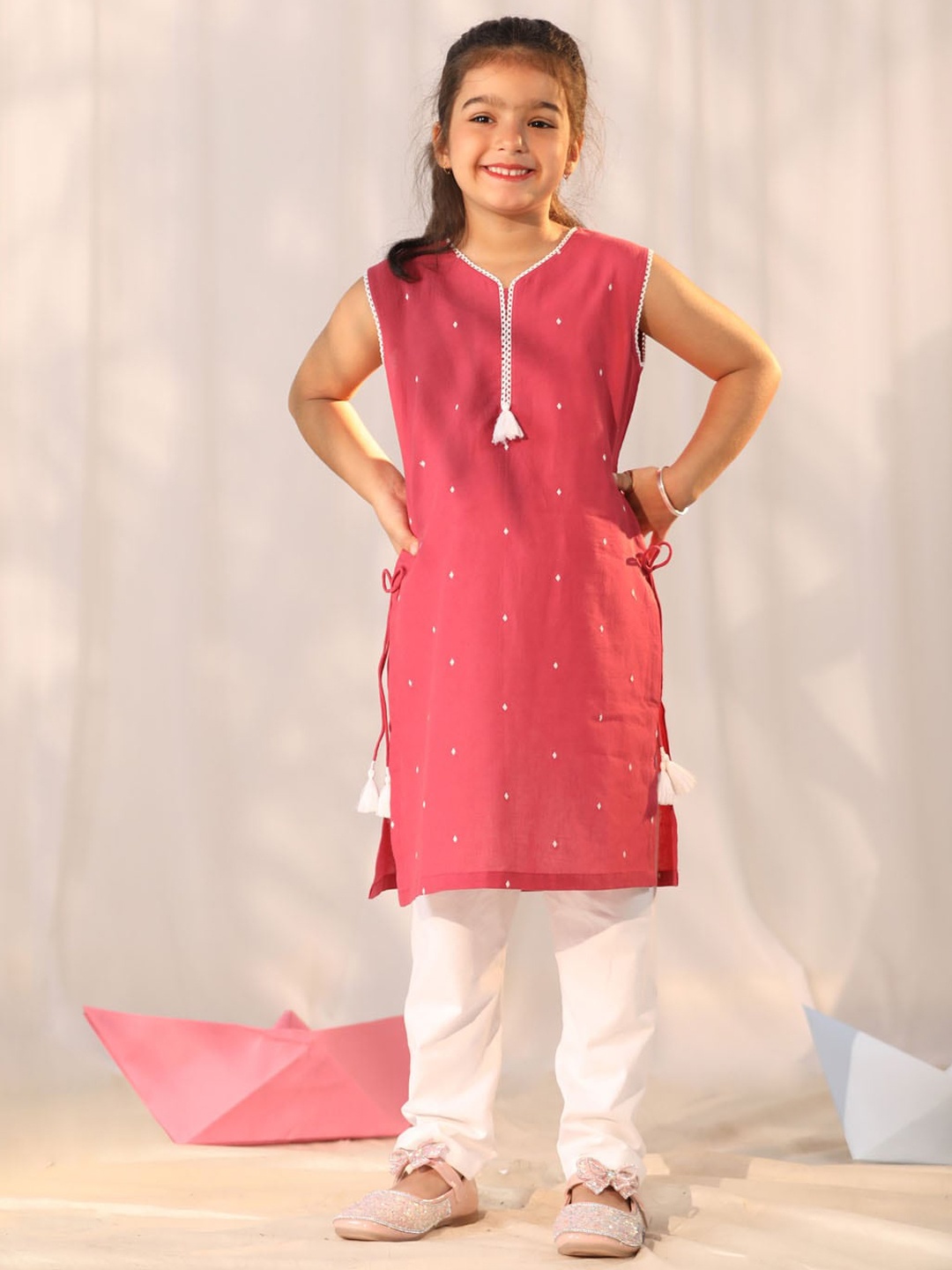 

VASTRAMAY Girls Embroidered Regular Thread Work Pure Cotton Kurta, Pink