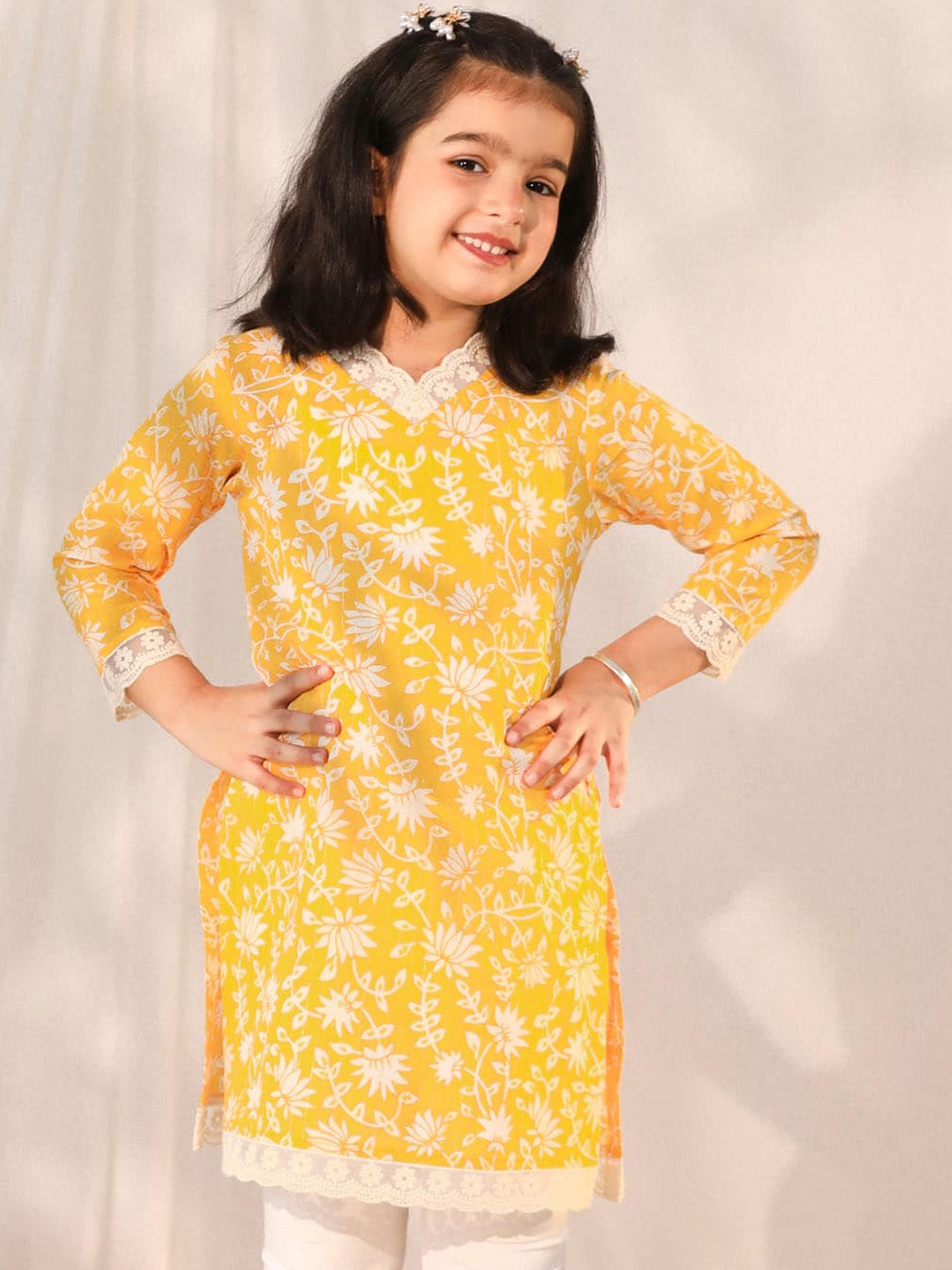 VASTRAMAY Girls Floral Printed Gotta Patti Cotton Straight Kurta, Yellow