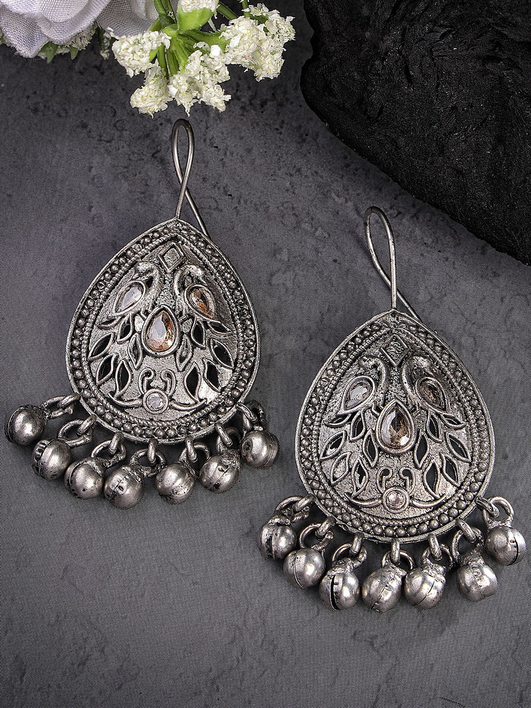 

KARATCART Silver-Plated Kundan Contemporary Oxidised Drop Earrings