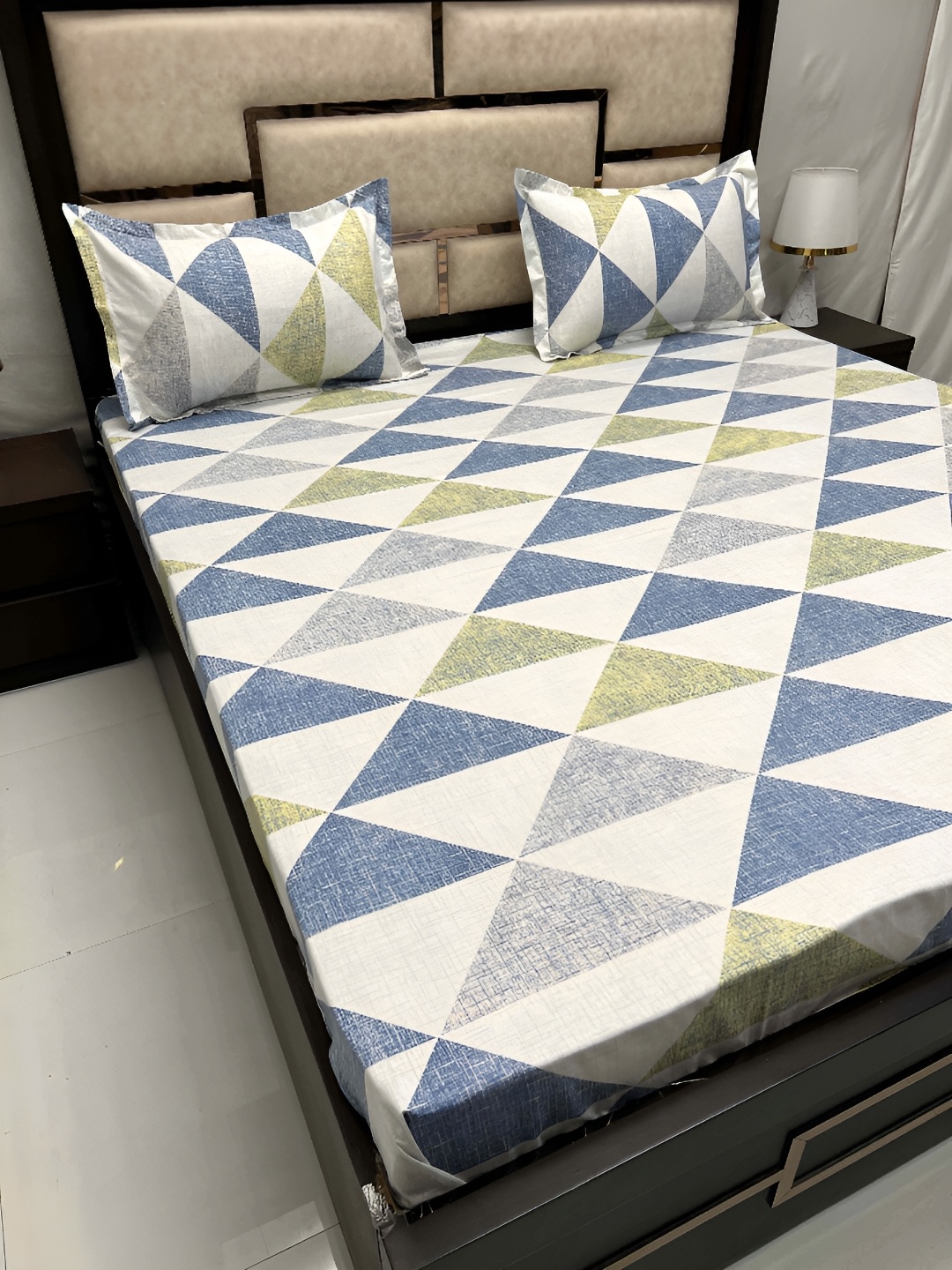 

Pure Decor Blue & Cream Geometric 250 TC Queen Cotton Bedsheet with 2 Pillow Covers