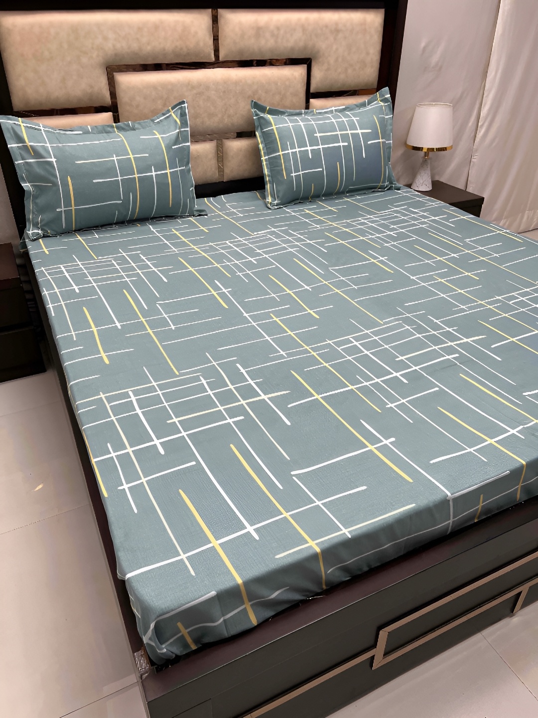 

Pure Decor Green & White 250 TC Cotton Queen Bedsheet with 2 Pillow Covers