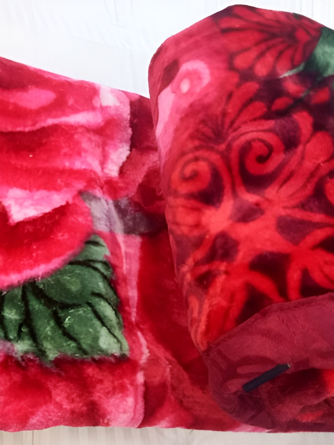 

Signature Red & Green Floral Mild Winter Single Bed Blanket