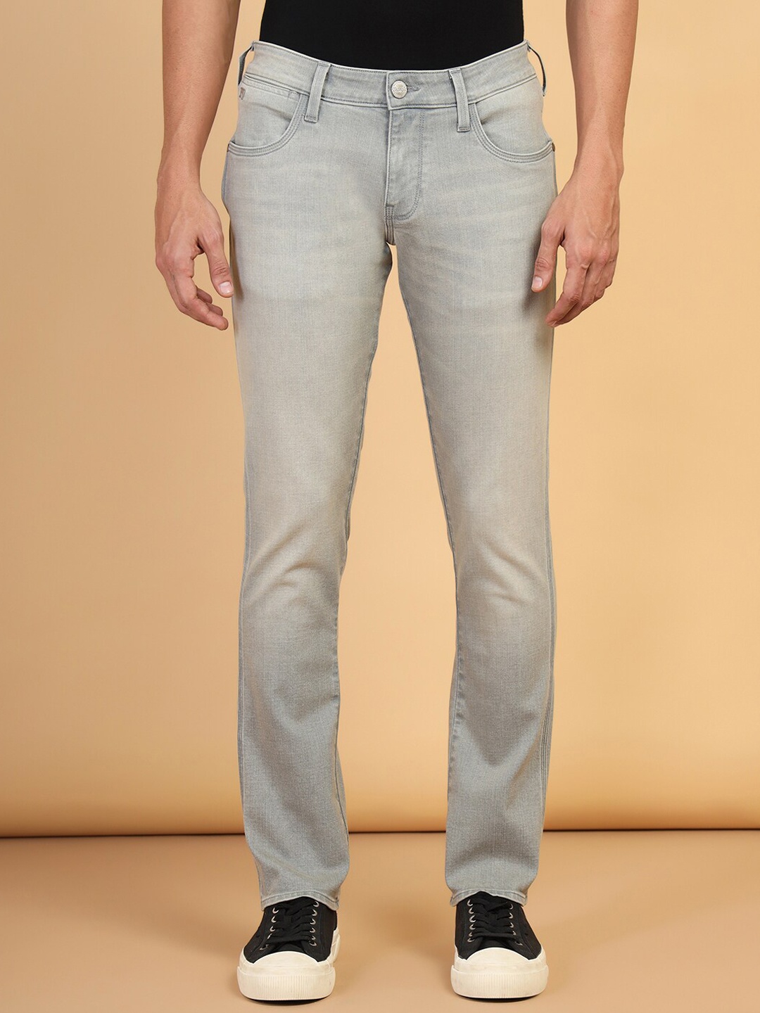 

Wrangler Men Skanders Slim Fit Low-Rise Light Fade Stretchable Jeans, Grey