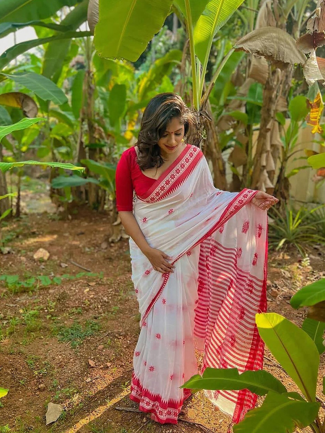 

BerMondsey Geometric Woven Design Banarasi Silk Saree, White