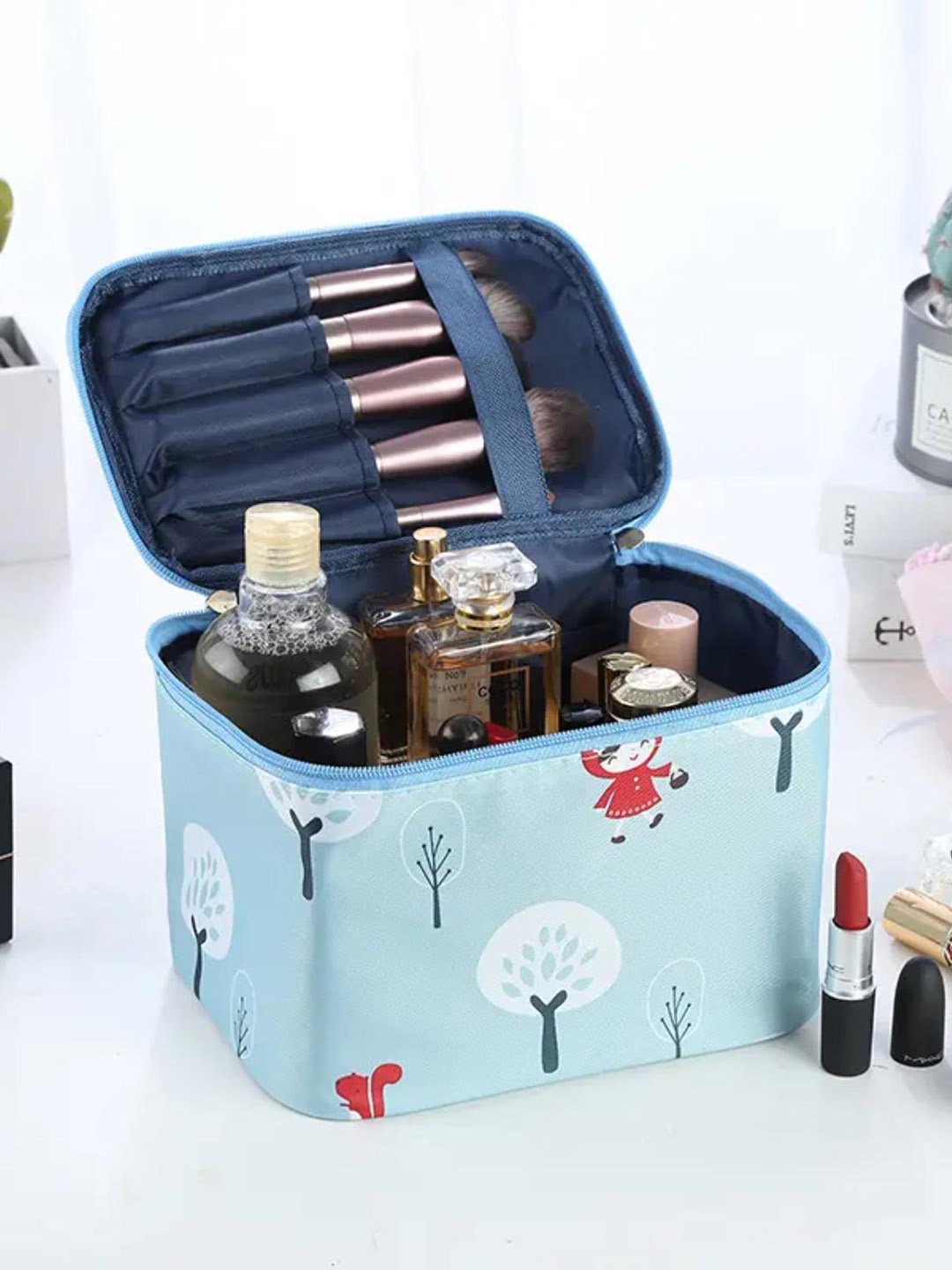 

Awestuffs Blue & White Printed Makeup Organiser