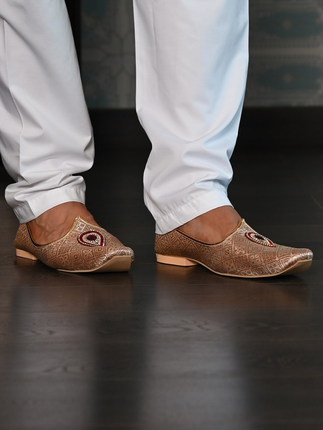 

ODETTE Men Embellished Round Toe Jacquard Mojaris, Cream